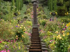 Italienische Blumen-Wassertreppe